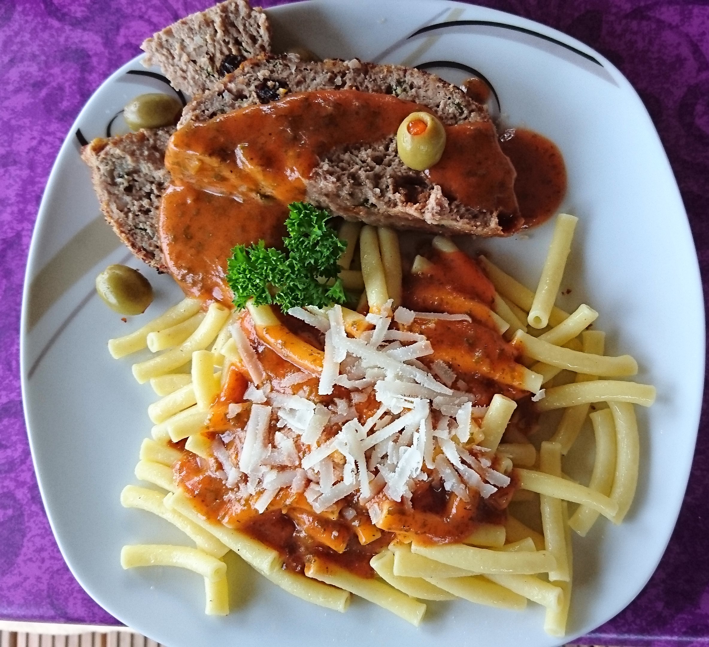 Italienischer Hackbraten mit Pasta in Tomaten-Kräuter-Grappa-Sauce ...