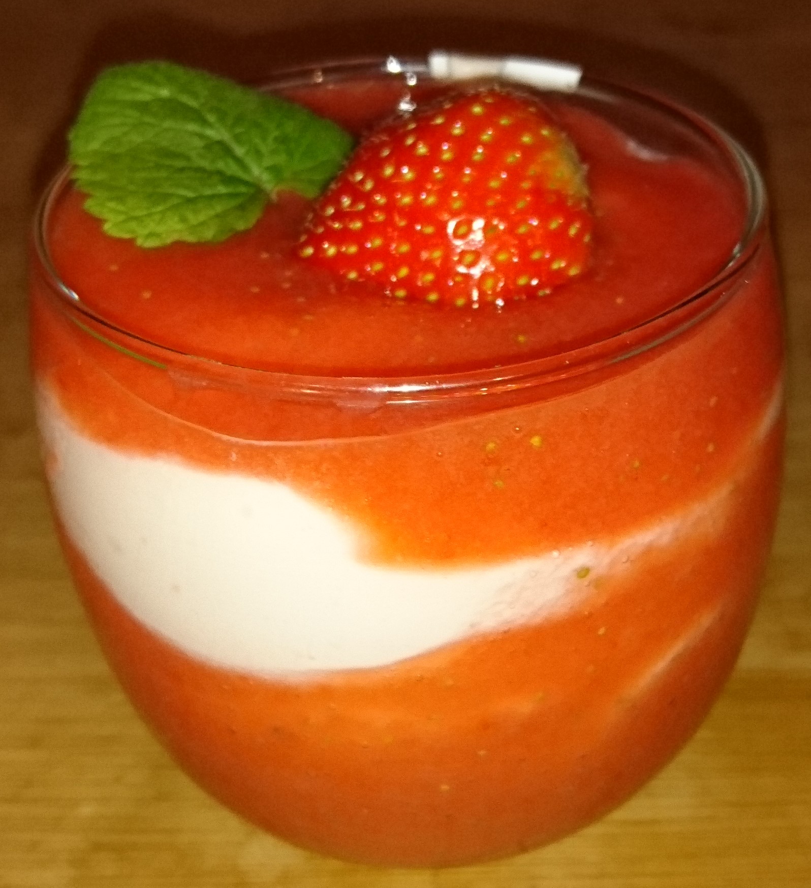 Erdbeer-Mascarpone-Joghurt mit Klötenköm – Die Gourmetlette
