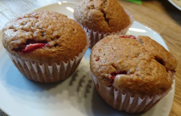 Erdbeer-Joghurt-Muffins mit Walnüssen – sommerlich leicht – Die ...